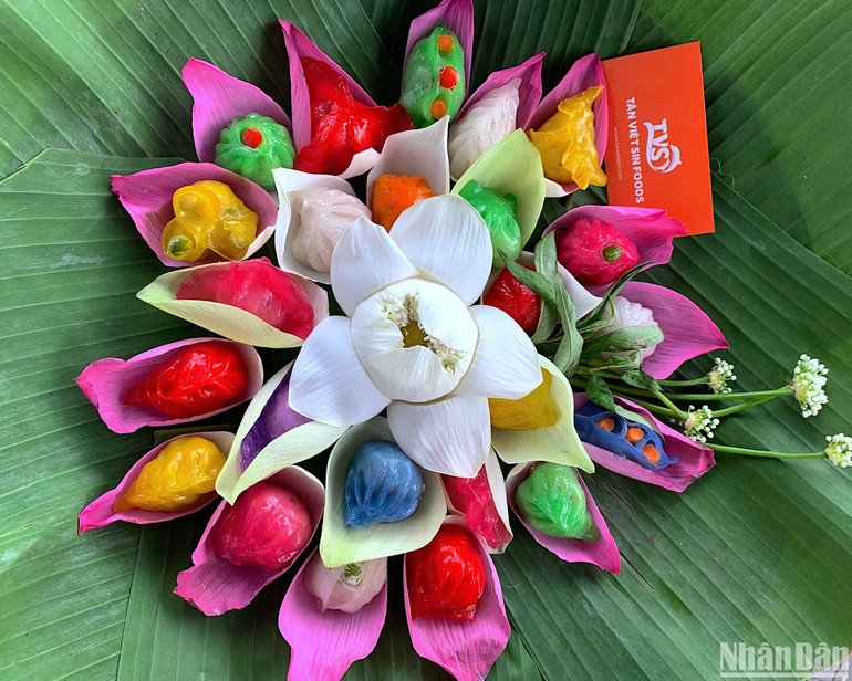 Qua bàn tay của nghệ nhân, những sản vật quê mùa được chế biến thành nhiều loại bánh dân gian thơm ngon, dân dã… Qua bàn tay của nghệ nhân, những sản vật quê mùa được chế biến thành nhiều loại bánh dân gian thơm ngon, dân dã…