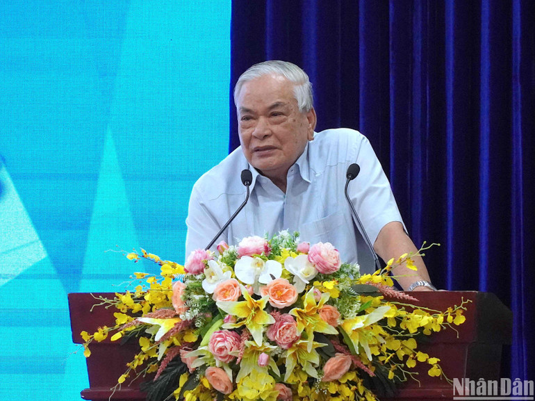 Thầy thuốc Nhân dân Trương Minh Thắng tham luận tại hội nghị liên quan đến vấn đề nhân sự chủ chốt của ngành y tế Cà Mau.