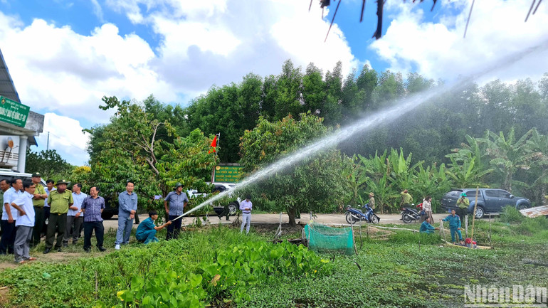 Lãnh đạo Ủy ban nhân dân tỉnh Cà Mau kiểm tra việc vận hành thiết bị chữa cháy tại Vườn Quốc gia U Minh Hạ.