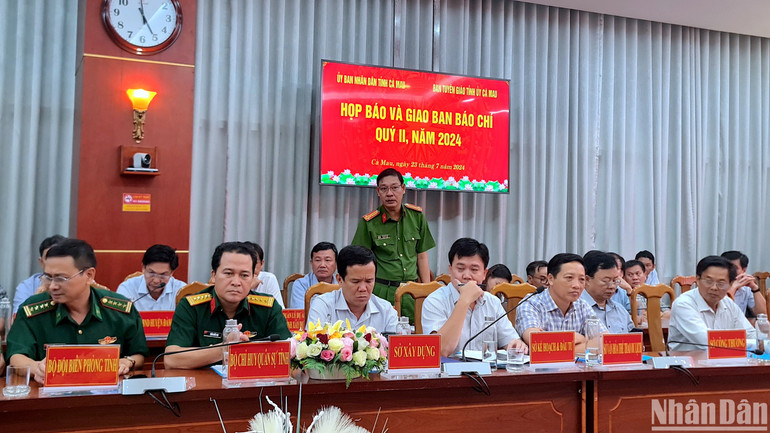 Đại diện Công an tỉnh Cà Mau (đứng) thông tin vụ việc liên quan đến cháu bé có dấu hiệu bị bạo hành tại xã Lợi An (huyện Trần Văn Thời, tỉnh Cà Mau).