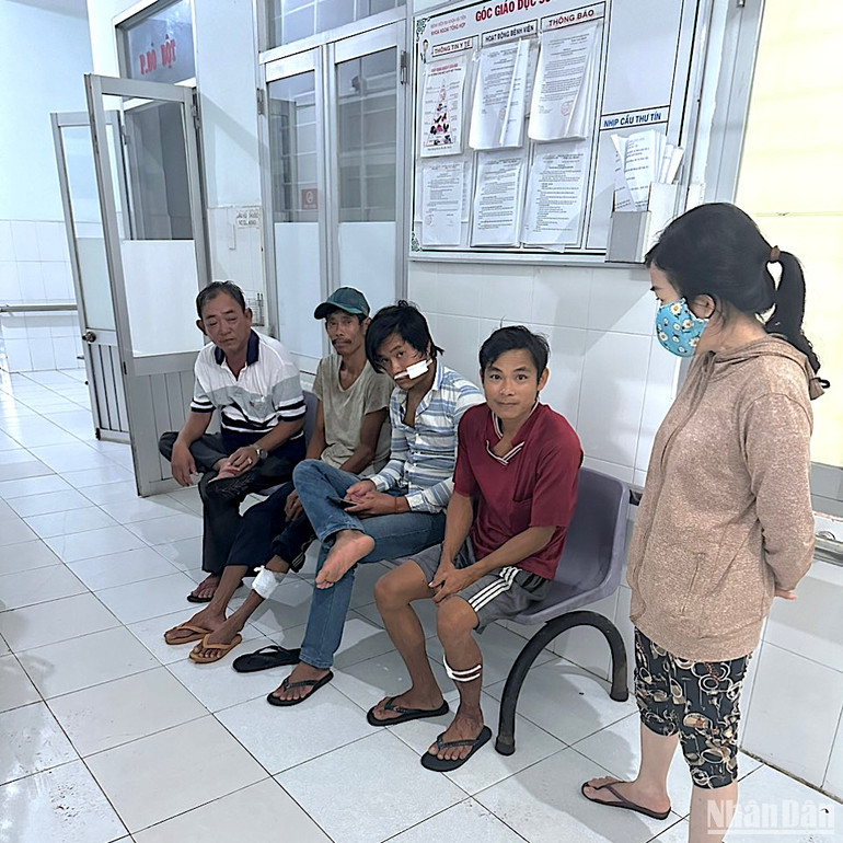 Các ngư dân Kiên Giang bị thương được vào bờ khám và điều trị tại bệnh viện.
