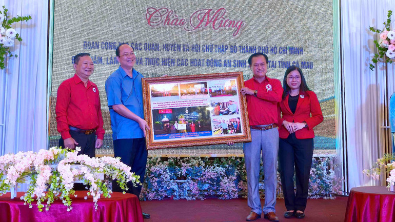 Bí thư Tỉnh ủy Cà Mau Nguyễn Hồ Hải (áo xanh) tiếp nhận quà tặng danh dự trao tặng từ đơn vị Thành phố Hồ Chí Minh.