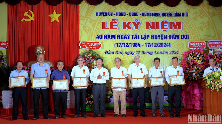 Lãnh đạo tỉnh Cà Mau tặng bằng khen cho những tập thể, cá nhân có nhiều đóng góp vì sự phát triển của quê hương Đầm Dơi.