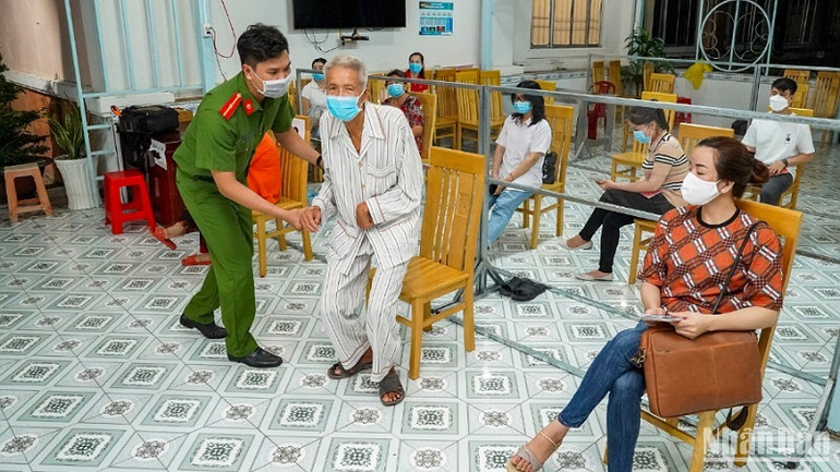 Công an Cà Mau thành lập nhiều tổ lưu động đến tận vùng sâu, vùng xa để cấp căn cước công dân cho công dân đủ điều kiện.