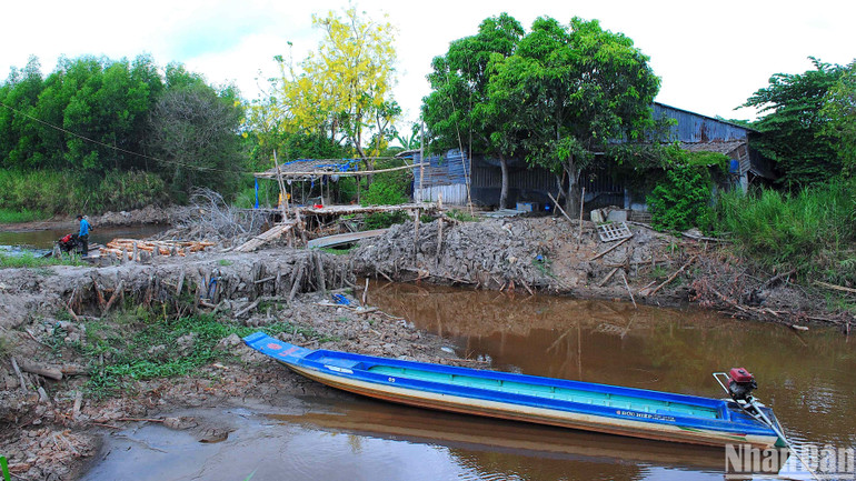 Nắng nóng kéo dài khiến mực nước dưới kênh, rạch trong lâm phần rừng tràm Cà Mau bốc hơi nhanh, có thể gây thiếu nước phục vụ phòng cháy chữa cháy trong thời gian tới.