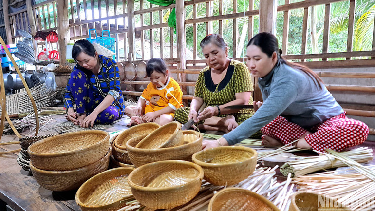 Sản xuất hàng thủ công truyền thống theo phương thức hộ gia đình tại vùng nông thôn huyện U Minh (tỉnh Cà Mau).