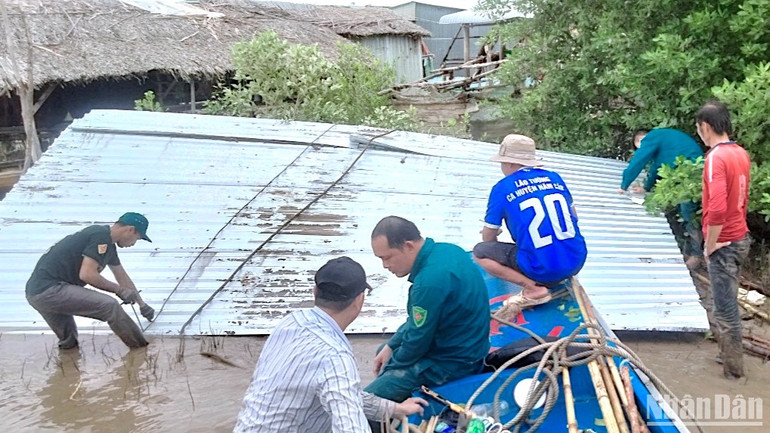 Chính quyền địa phương huy động lực lượng giúp dân khắc phục sự cố, giảm nhẹ thiệt hại sau vụ sạt lở đất tại xã Hàng Vịnh.
