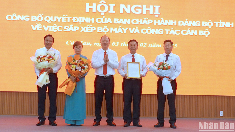 Bí thư Tỉnh uỷ Nguyễn Hồ Hải trao quyết định và tặng hoa chúc mừng các đồng chí Trưởng Ban và Phó trưởng Ban Tuyên giáo và Dân vận Tỉnh ủy Cà Mau.