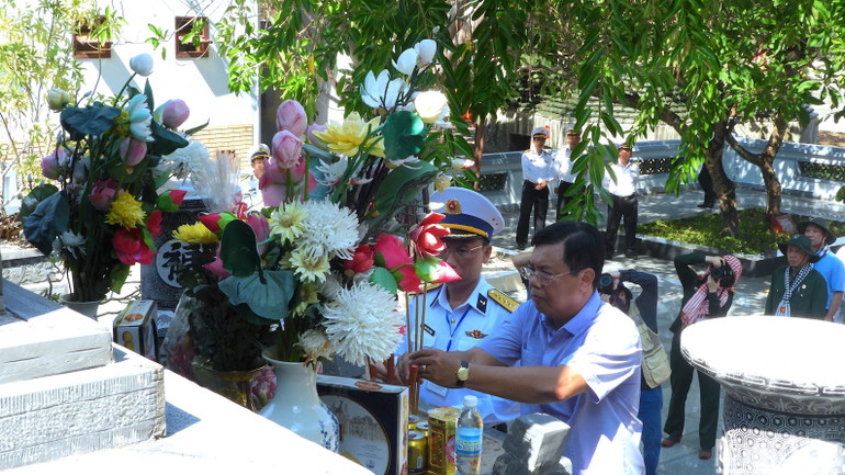 Các lãnh đạo Đoàn công tác số 16 dâng hương tưởng niệm các anh hùng liệt sĩ hy sinh khi làm nhiệm vụ bảo vệ Quần đảo Trường Sa.