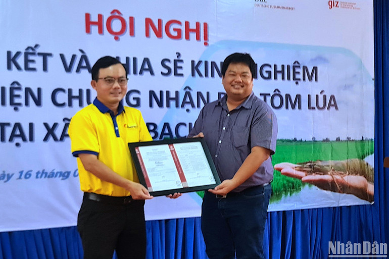 Trao giấy chứng nhận BAP cho đại diện nông dân xã Biển bạch Đông (huyện Thới Bình, tỉnh Cà Mau).