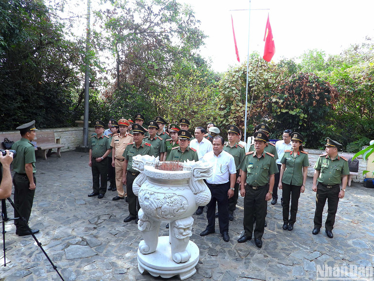 Đoàn đại biểu Công an tỉnh Quảng Ninh tổ chức về nguồn tại Khu di tích Hòn Đá Bạc vào sáng 20/1.