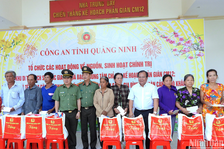 Đại diện Công an tỉnh Quảng Ninh, Bộ Công an và lãnh đạo tỉnh Cà Mau trao quà Tết cho hộ có hoàn cảnh khó khăn trên địa bàn xã Khánh Bình Tây vào sáng 20/1.