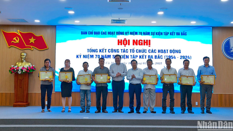 Đại diện lãnh đạo tỉnh Cà Mau tặng Bằng khen của Chủ tịch Ủy ban nhân dân tỉnh cho các tập thể, cá nhân có nhiều đóng góp tích cực cho hoạt động kỷ niệm 70 năm Sự kiện tập kết ra Bắc.