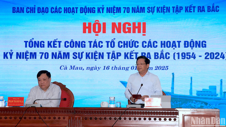 Phó Bí thư Thường trực Tỉnh ủy Cà Mau Nguyễn Đức Hiển (bên phải) tham gia góp ý kiến tại Hội nghị.