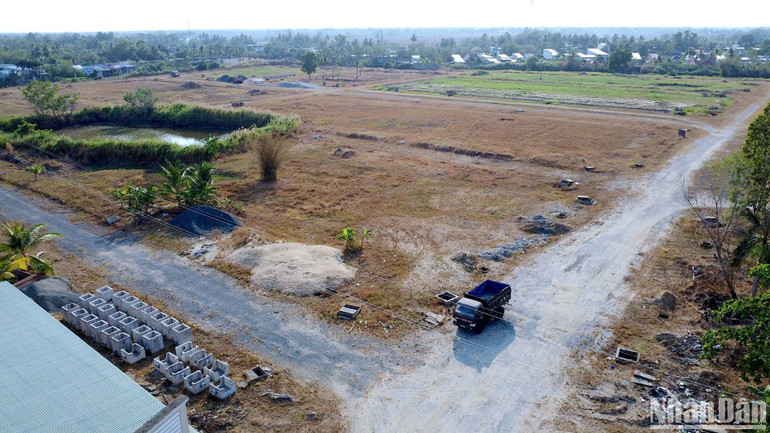 Khu “đất vàng” Công ty TNHH Thiên Tân tại Cà Mau nhận chuyển nhượng từ Công ty Cổ phần Đầu tư-Phát triển nhà Cà Mau trong suốt thời gian dài nhưng triển khai rất chậm, khiến nhiều cán bộ hưu trí bức xúc. Khu “đất vàng” Công ty TNHH Thiên Tân tại Cà Mau nhận chuyển nhượng từ Công ty Cổ phần Đầu tư-Phát triển nhà Cà Mau trong suốt thời gian dài nhưng triển khai rất chậm, khiến nhiều cán bộ hưu trí bức xúc.