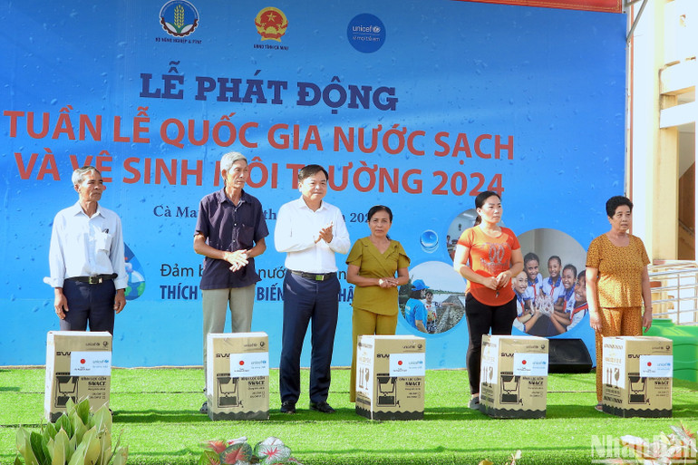 Thứ trưởng Nông nghiệp và Phát triển nông thôn Nguyễn Hoàng Hiệp trao hỗ trợ thiết bị xử lý nước sinh hoạt cho người dân vùng nông thôn tỉnh Cà Mau.