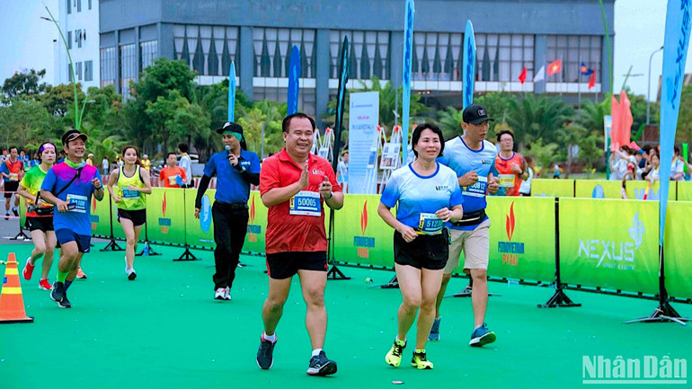 Phó Chủ tịch Ủy ban nhân dân tỉnh Cà Mau (áo đỏ) hoàn thành đường chạy cự ly ngắn 5km vào sáng 26/11.