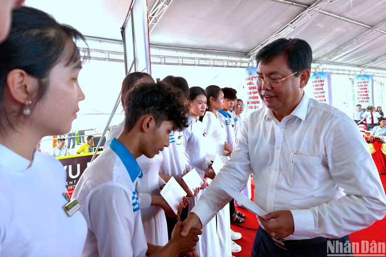 Bí thư Tỉnh ủy Kiên Giang, nguyên Bí thư Tỉnh ủy Cà Mau Nguyễn Tiến Hải trao học bổng tặng học sinh vượt khó Trường THCS-THPT Tân Bằng.