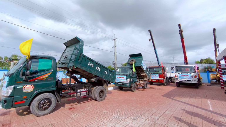 Máy móc, thiết bị phục vụ nâng cấp Trường THCS-THPT Tân Bằng tại lễ khởi công.