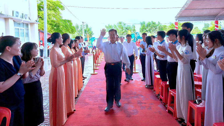 Nguyên Thủ tướng Chính phủ Nguyễn Tấn Dũng về dự khởi công nâng cấp Trường THCS-THPT Tân Bằng đạt chuẩn quốc gia.