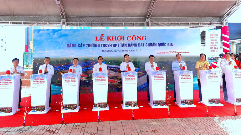 Nghi thức nhấn nút khởi công việc nâng cấp Trường THCS-THPT Tân Bằng đạt chuẩn quốc gia.