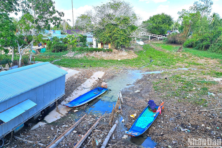 Kênh, rạch vùng ngọt huyện Trần Văn Thời khô cạn nước, gây mất phản áp là nguyên nhân chính dẫn đến sụt lún, sạt lở đất làm hư hỏng lộ nông thôn.