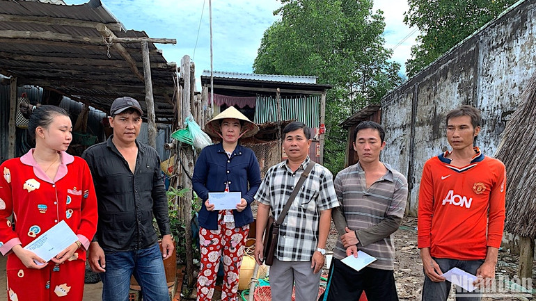 Chính quyền địa phương thăm hỏi, trao hỗ trợ bước đầu cho các hộ dân có nhà bị thiệt hại tại xã Hàng Vịnh, huyện Năm Căn, tỉnh Cà Mau.