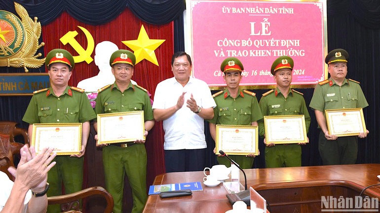 Phó Chủ tịch Ủy ban nhân dân tỉnh Cà Mau Lâm Văn Bi (áo trắng) tặng Bằng khen của Chủ tịch Ủy ban nhân dân tỉnh cho tập thể, cá nhân phá nhanh chuyên án 724T. Phó Chủ tịch Ủy ban nhân dân tỉnh Cà Mau Lâm Văn Bi (áo trắng) tặng Bằng khen của Chủ tịch Ủy ban nhân dân tỉnh cho tập thể, cá nhân phá nhanh chuyên án 724T.