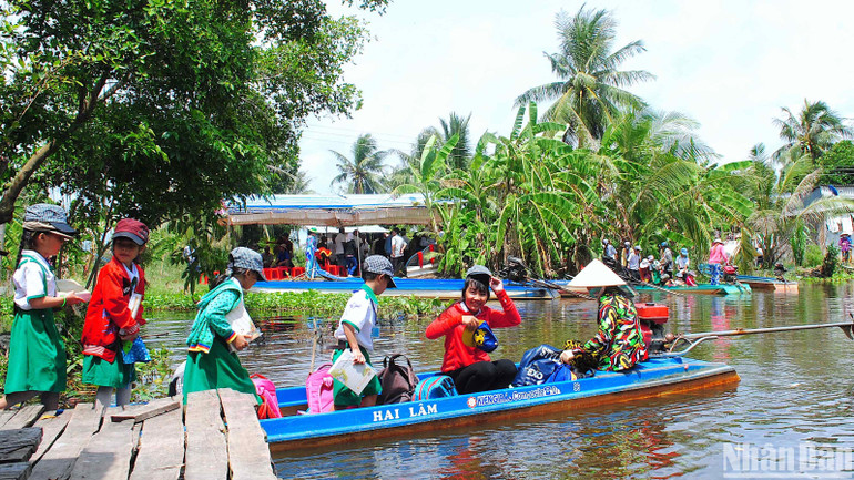 Học sinh khó khăn vùng sông nước Cà Mau cần thêm sự tiếp sức đến trường trong năm học mới 2023-2024.