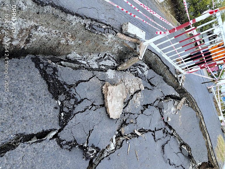 Mố A cống Bào Tròn bị sụp lún nghiêm trọng đến mặt đường.