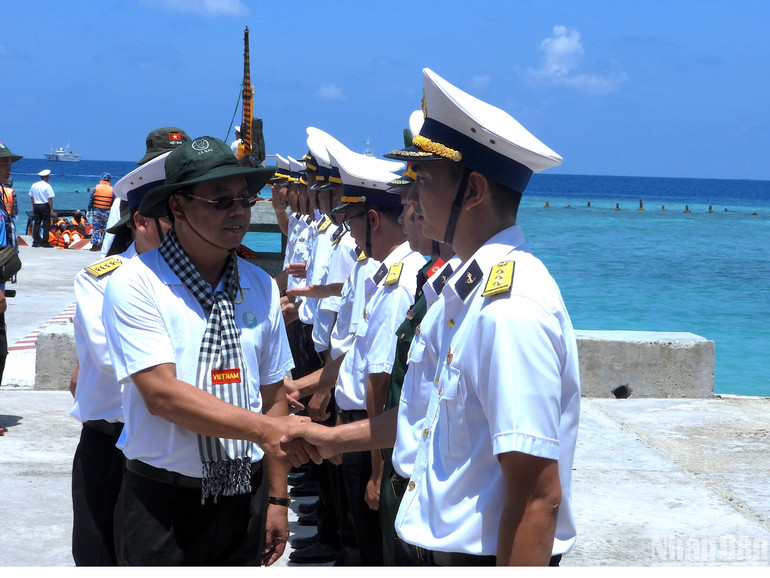 Bí thư Tỉnh ủy Cà Mau (bìa trái) hăm hở bắt tay các chiến sĩ đang làm nhiệm vụ tại một đảo nhỏ thuộc Quần đảo Trường Sa của Việt Nam.