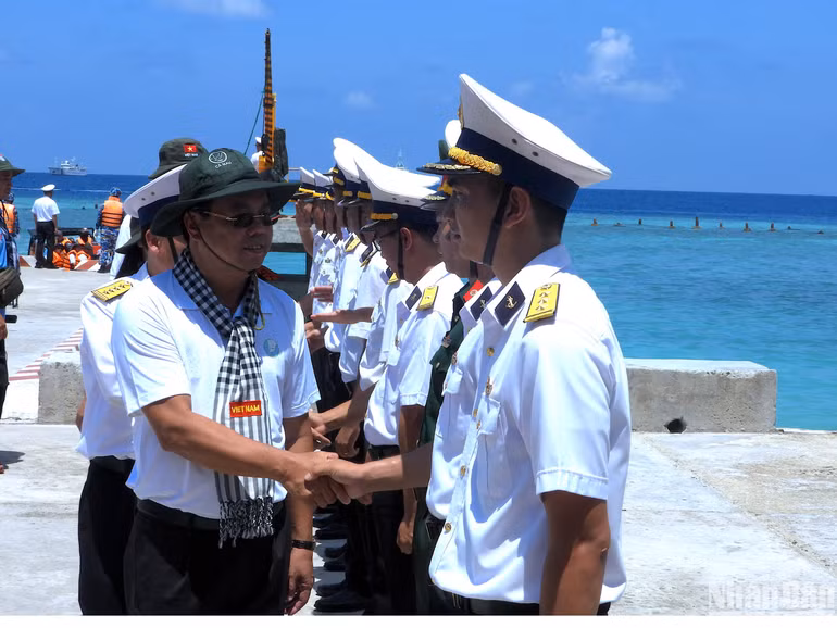 Bí thư Tỉnh ủy Cà Mau (bìa trái) hăm hở bắt tay các chiến sĩ đang làm nhiệm vụ tại một đảo nhỏ thuộc Quần đảo Trường Sa của Việt Nam. Bí thư Tỉnh ủy Cà Mau (bìa trái) hăm hở bắt tay các chiến sĩ đang làm nhiệm vụ tại một đảo nhỏ thuộc Quần đảo Trường Sa của Việt Nam.