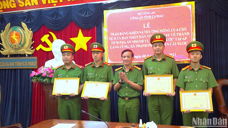 Đại tá Phạm Minh Lũy (giữa) trao Bằng khen của Chủ tịch Ủy ban nhân dân tỉnh cho tập thể, cá nhân phá nhanh trọng án giết người.