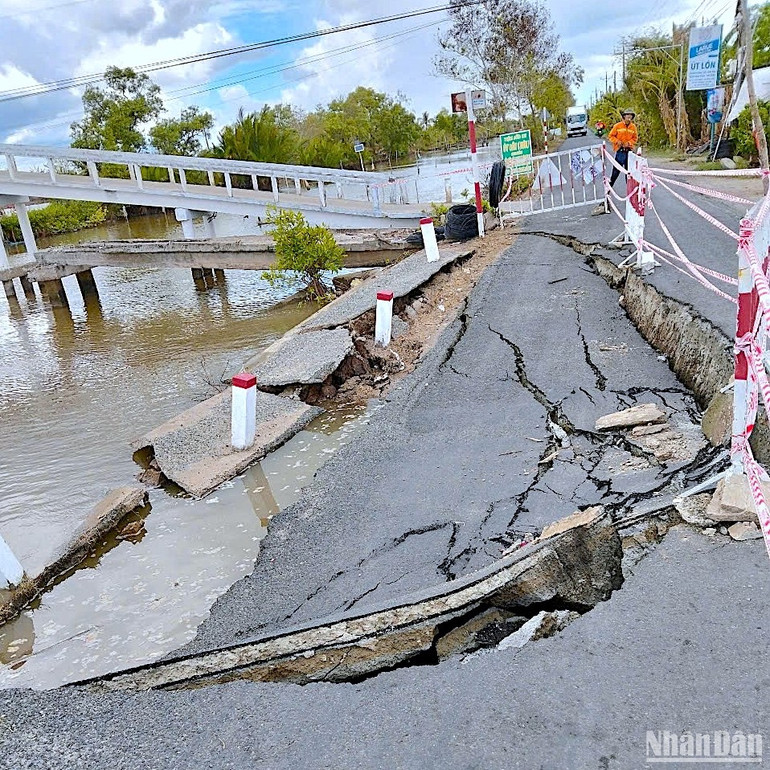 Rào chắn cảnh báo nguy hiểm sụp lún, sạt lở tại khu vực cống Bào Tròn (huyện Cái Nước, tỉnh Cà Mau).