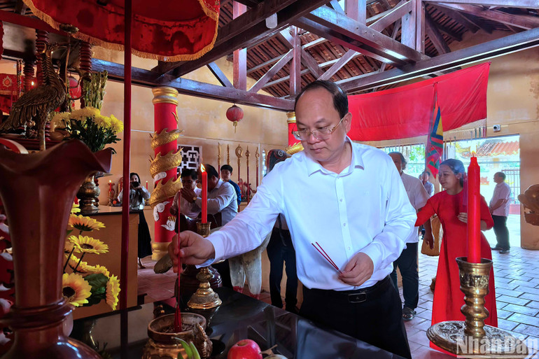 Bí thư Tỉnh ủy Cà Mau Nguyễn Hồ Hải thành kính dâng hương tiền nhân và các thế hệ tiền bối cách mạng tại Di tích Đình Tân Hưng. Bí thư Tỉnh ủy Cà Mau Nguyễn Hồ Hải thành kính dâng hương tiền nhân và các thế hệ tiền bối cách mạng tại Di tích Đình Tân Hưng.