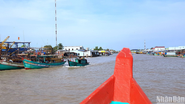 Luồng tàu ở cửa biển Khánh Hội (huyện U Minh, tỉnh Cà Mau) bị bồi lắng khiến phương tiện lớn ra vào khó khăn, nhiều lúc phải neo tàu chờ đến con nước lớn mới duy chuyển phương tiện vào bờ.