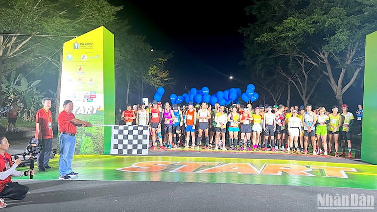 Các vận động viên chuẩn bị khởi hành chặng đua đường dài xuyên qua rừng tràm U Minh hạ.