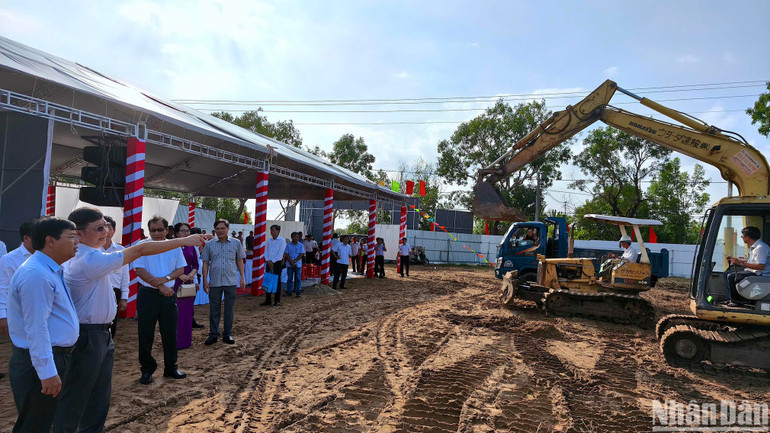 Bí thư Tỉnh ủy Cà Mau Nguyễn Tiến Hải (trái) tham quan thực địa thiết bị phục vụ thi công dự án.