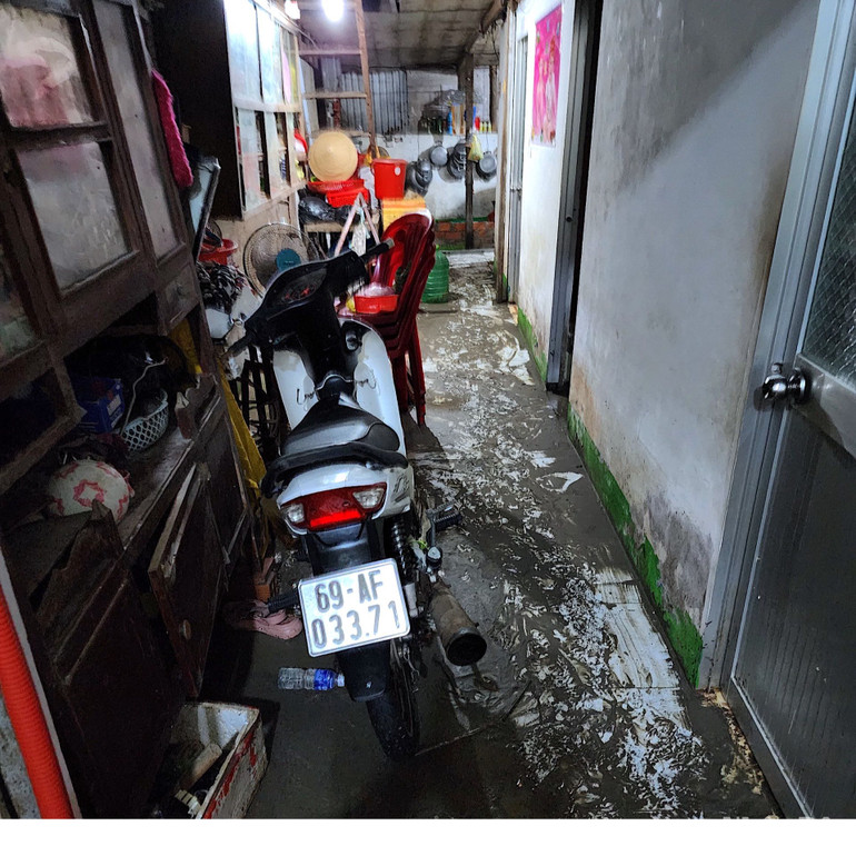 Mưa lớn kết hợp triều cường khiến nước tràn vào nhà ảnh hưởng đến sinh hoạt của người dân.