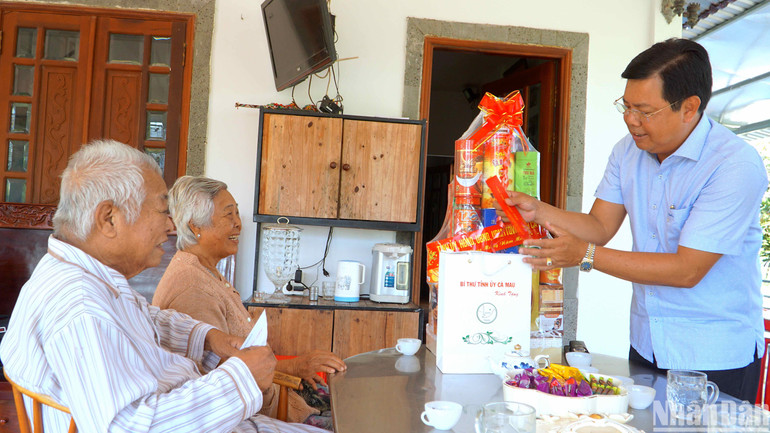 Ủy viên Trung ương Đảng, Bí thư Tỉnh ủy Cà Mau Nguyễn Tiến Hải trao quà, chúc Tết gia đình đồng chí Đặng Thành Học (Ba Thám), nguyên Bí thư Tỉnh ủy.