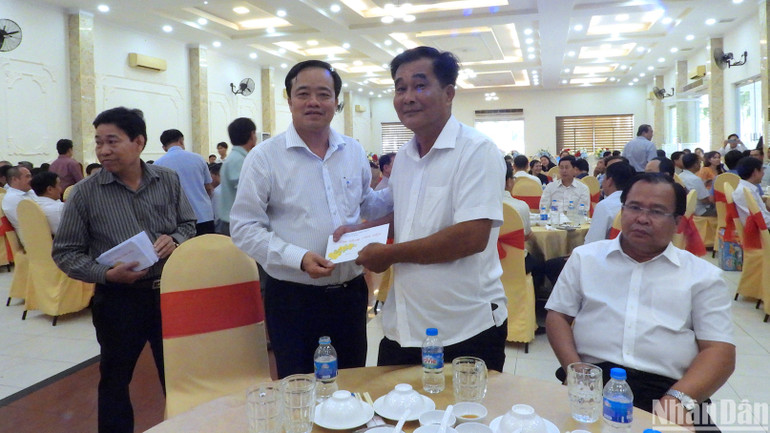 Lãnh đạo tỉnh Cà Mau trao quà mừng Tết Giáp Thìn tới các nhà báo nhân buổi họp mặt vào chiều 2/2.