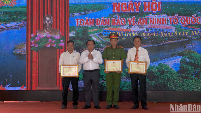 Trao Bằng khen của Chủ tịch Uỷ ban nhân dân tỉnh Cà Mau cho các tập thể, cá nhân tiêu biểu trong phong trào toàn dân bảo vệ an ninh Tổ quốc