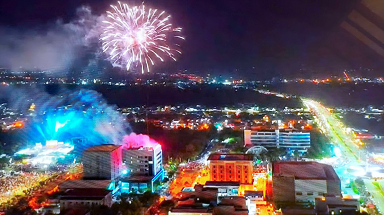 Pháo hoa tung bay trong nền trời đêm giao thừa tại Quảng trường Trần Hưng Đạo (phường 5, thành phố Cà Mau, tỉnh Cà Mau).