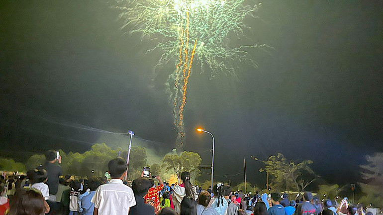 Hơn 6.000 người dân vùng Đất Mũi-Cà Mau đến thưởng thức bắn pháo hoa mừng năm mới tại điểm cầu huyện Ngọc Hiển.
