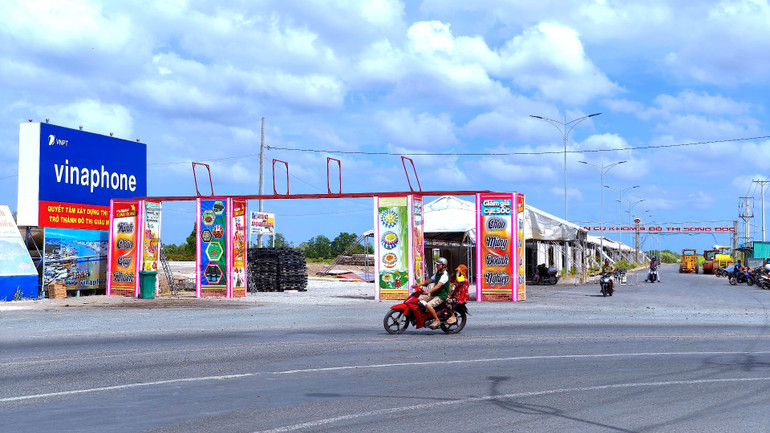 Lối vào khu vực tổ chức Hội chợ thương mại và ẩm thực phục vụ Kỷ niệm 100 năm Lễ hội Nghinh Ông ở miền biển Sông Đốc (Cà Mau).