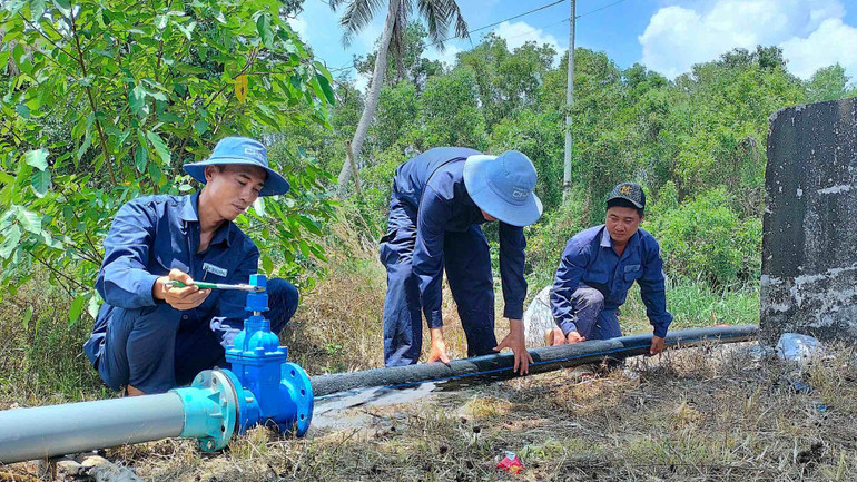 Thi công đấu nối tuyến ống chính công trình nâng cấp, mở rộng đường ống cấp nước tại xã Biển Bạch.