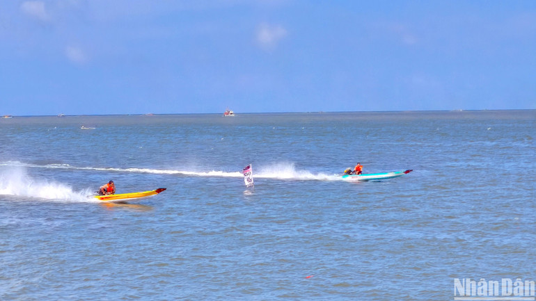 Những chiếc vỏ lãi gắn động cơ lướt nhanh trên mặt nước không thua gì những chiếc ca nô công suất cao.