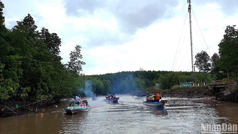 Du lịch sinh thái xuyên rừng là trải nghiệm thú vị với đông đảo du khách khi đến Cà Mau. Du lịch sinh thái xuyên rừng là trải nghiệm thú vị với đông đảo du khách khi đến Cà Mau.