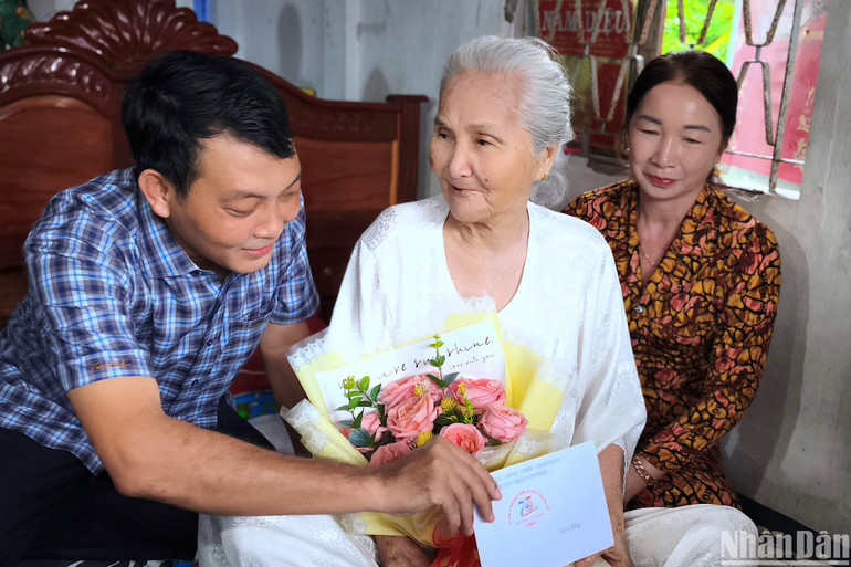 Bí thư Huyện ủy Trần Văn Thời (tỉnh Cà Mau) Nguyễn Minh Nhứt (bìa trái) tặng quà Mẹ Việt Nam Anh hùng Võ Thị Nhành. Bí thư Huyện ủy Trần Văn Thời (tỉnh Cà Mau) Nguyễn Minh Nhứt (bìa trái) tặng quà Mẹ Việt Nam Anh hùng Võ Thị Nhành.