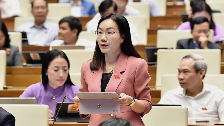 Đại biểu Đỗ Thị Việt Hà (đoàn Bắc Giang) phát biểu ý kiến. (Ảnh: THỦY NGUYÊN)